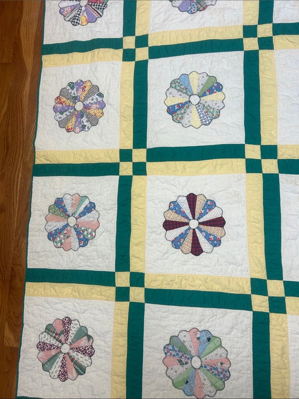 VTG Handmade Dresden Plate Quilt 63x82 Twin Hand Stitched Patchwork 1930s 1940s
